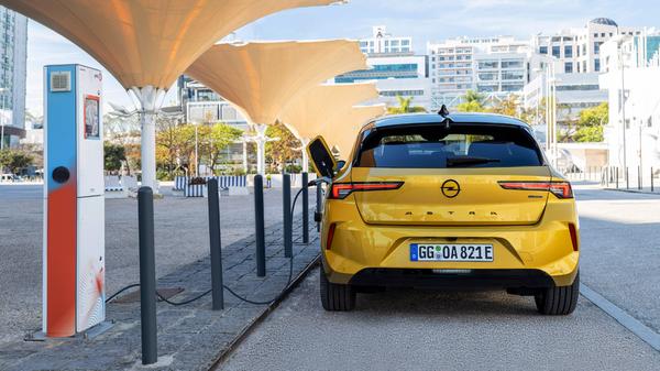 Der Astra PHEV lädt einphasig und mit 3,7 kW. Optional gibt es einen 7,4-kW-Onboardlader. Gleichstrom-Schnellladen ist nicht möglich.