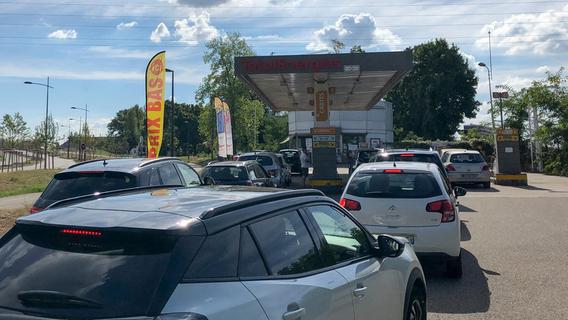 "Autos standen bis auf die Straße": Benzin ist in Österreich um rund 40 Cent billiger