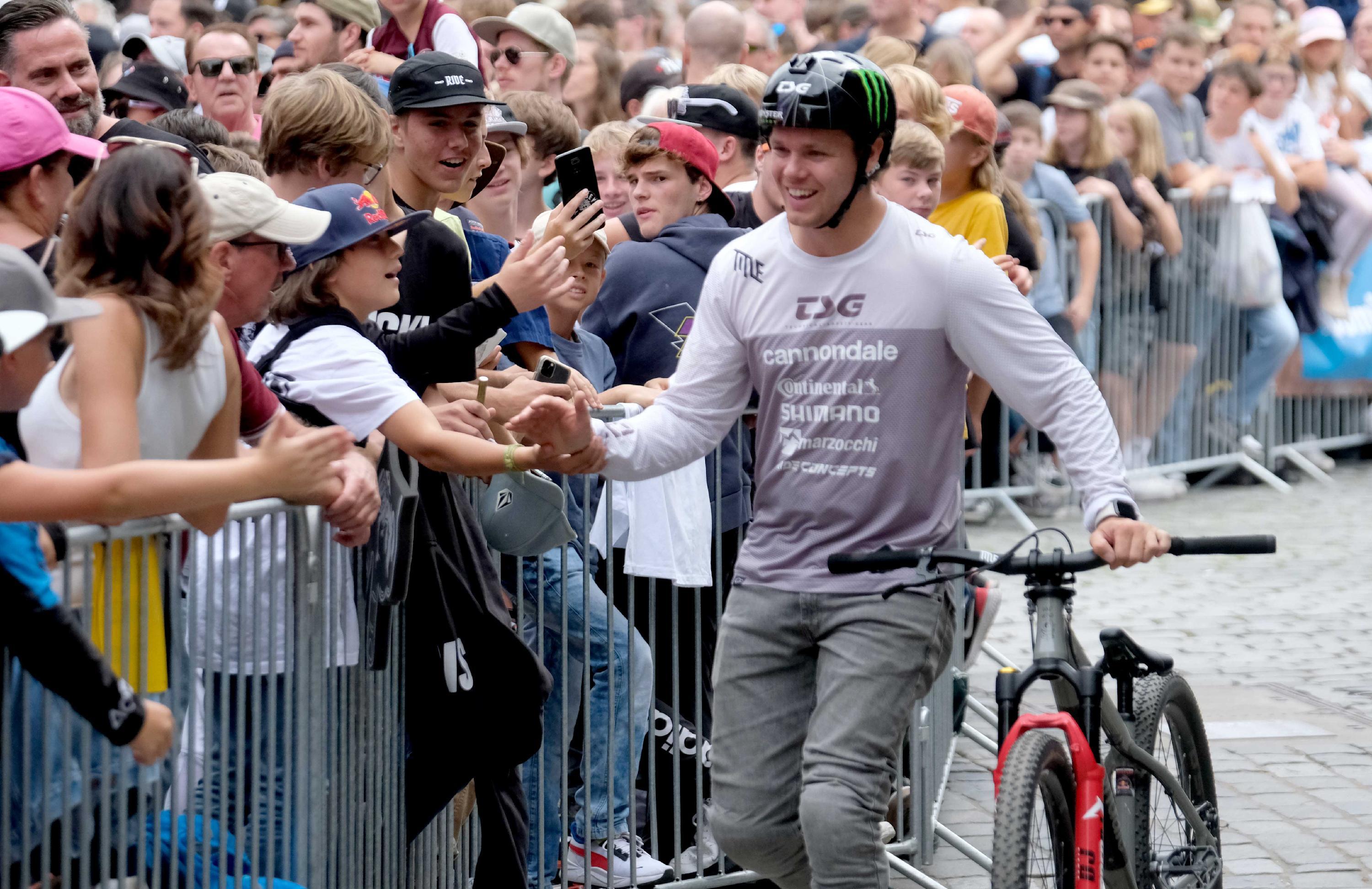 Wie schon am Vortag gehen die Fahrer, hier Max Fredriksson, mit den Fans gerne auf Tuchfühlung.