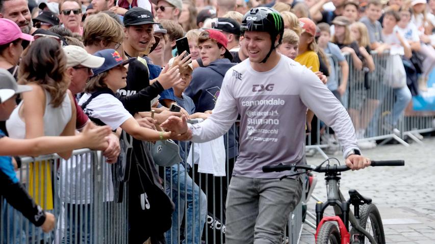 Wie schon am Vortag gehen die Fahrer, hier Max Fredriksson, mit den Fans gerne auf Tuchfühlung.