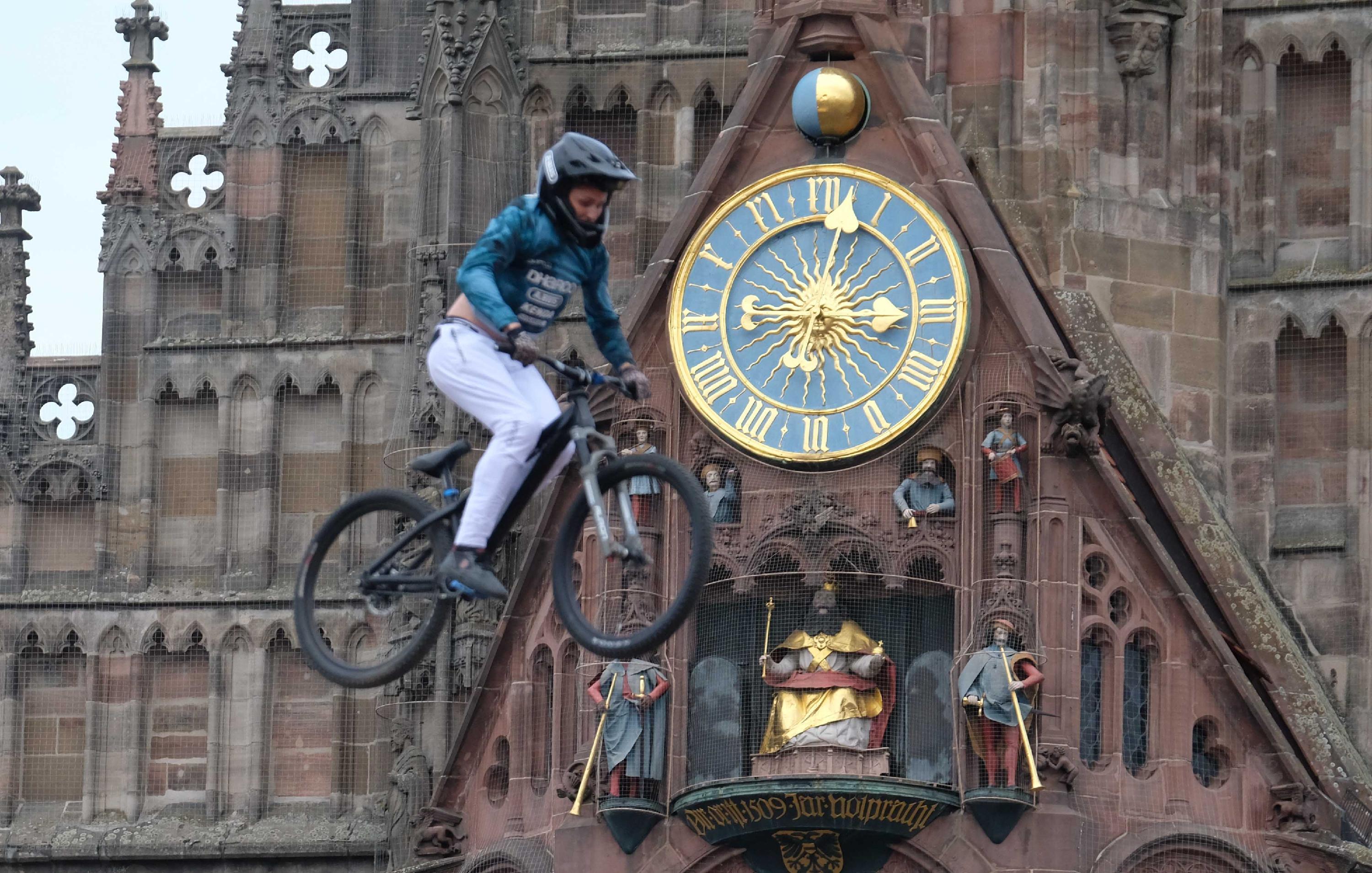 Auch am zweiten Wettkampftag des District Ride ging es wieder hoch hinaus. Am Samstag, 3. September, boten die besten Slopestyle-Mountainbiker der Welt eine atemberaubende Show.