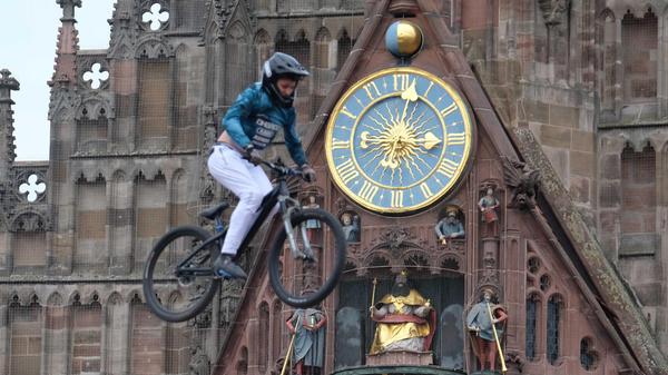 Auch am zweiten Wettkampftag des District Ride ging es wieder hoch hinaus. Am Samstag, 3. September, boten die besten Slopestyle-Mountainbiker der Welt eine atemberaubende Show.