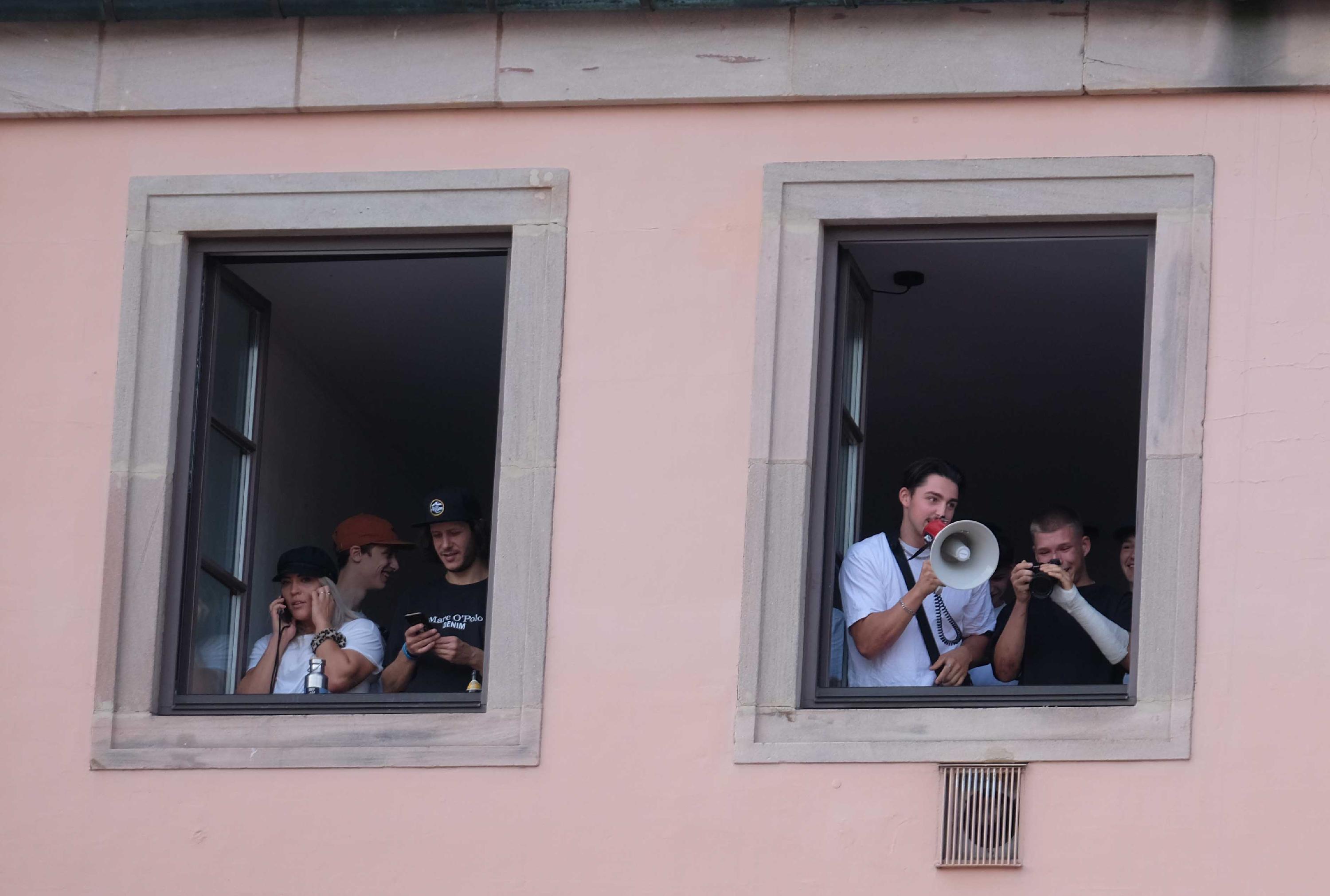 Wohl dem, der einen guten Blick auf das Geschehen hat - und mit einem Megafon gleich Stimmung machen kann.