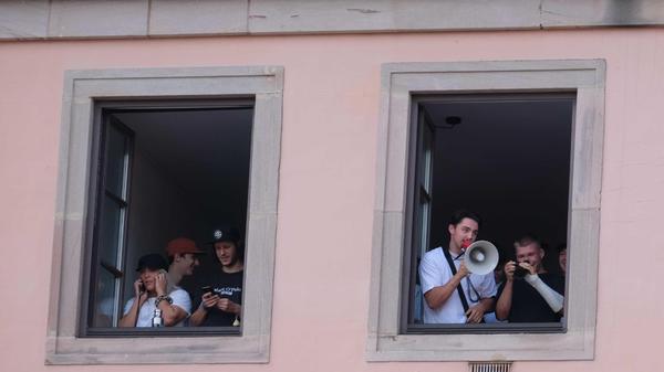 Wohl dem, der einen guten Blick auf das Geschehen hat - und mit einem Megafon gleich Stimmung machen kann.