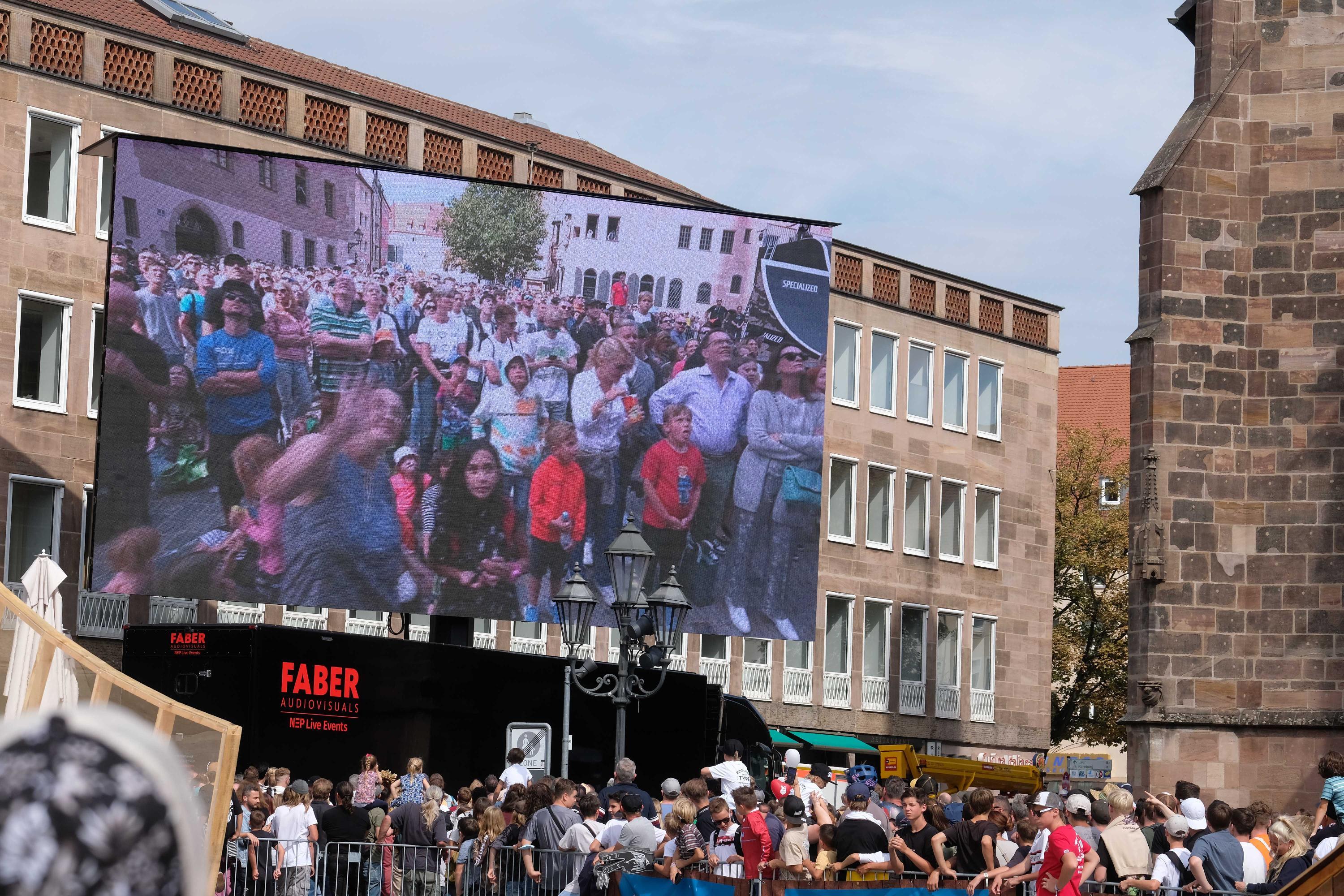 Über eine riesige Leinwand können die Zuschauer auf dem Hauptmarkt das Geschehen in den anderen Streckenabschnitten beobachten.