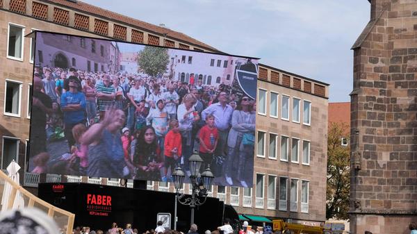 Über eine riesige Leinwand können die Zuschauer auf dem Hauptmarkt das Geschehen in den anderen Streckenabschnitten beobachten.
