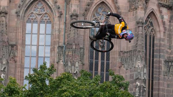 Gleich mehrere Rampen nebeneinander verlangen den Fahrern alles ab.