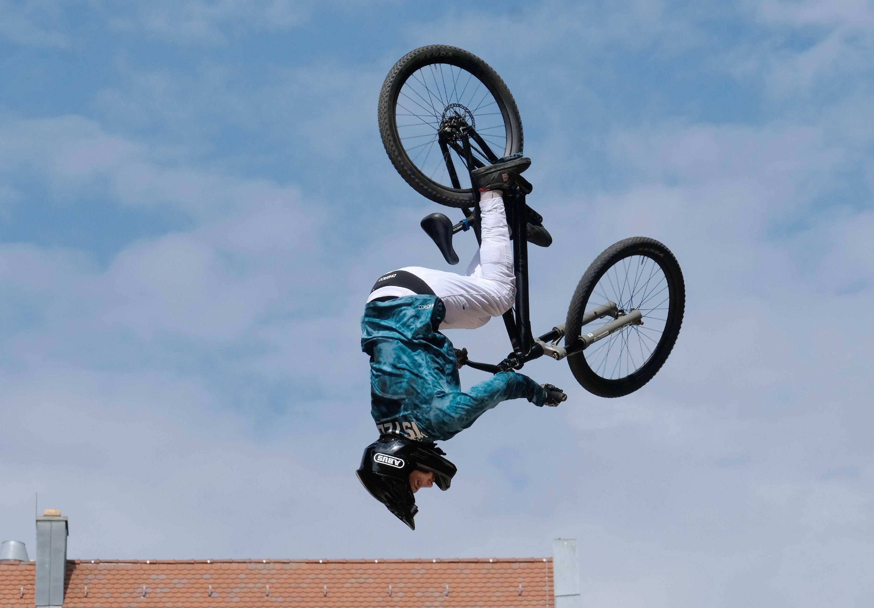 Bei den Einlagen der Weltklasse-Athleten stehen nicht nur die Fahrer kopf.