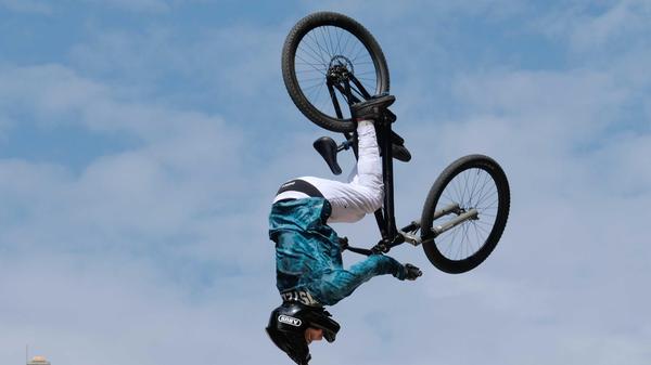 Bei den Einlagen der Weltklasse-Athleten stehen nicht nur die Fahrer kopf.