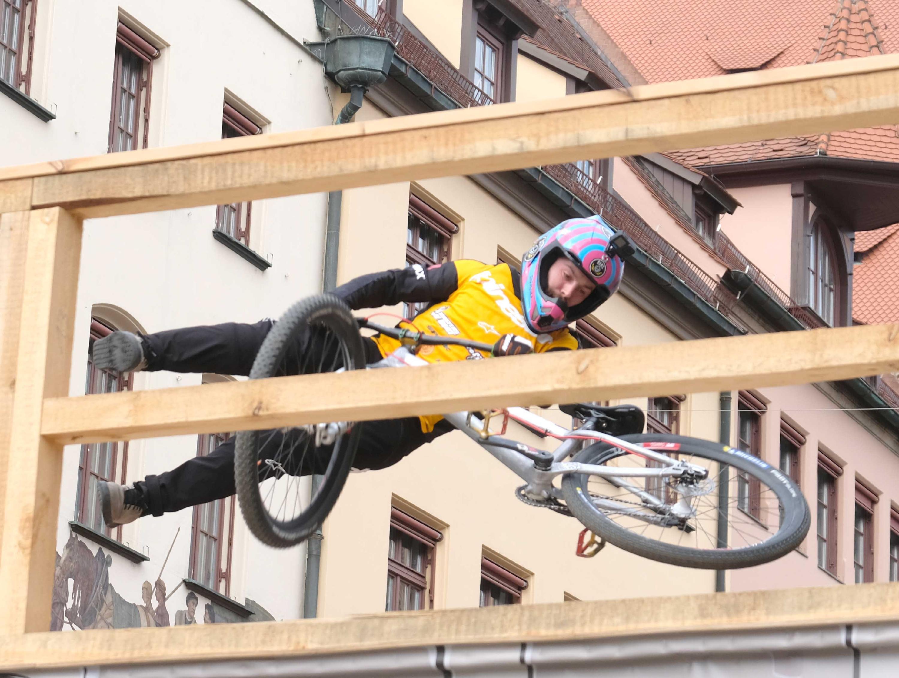 Eine perfekte Linienführung. Kaum vorzustellen, dass der Fahrer sich danach wieder auf sein Rad geschwungen hat.
