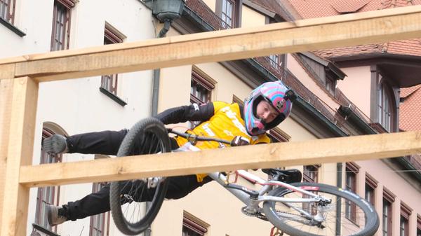 Eine perfekte Linienführung. Kaum vorzustellen, dass der Fahrer sich danach wieder auf sein Rad geschwungen hat.