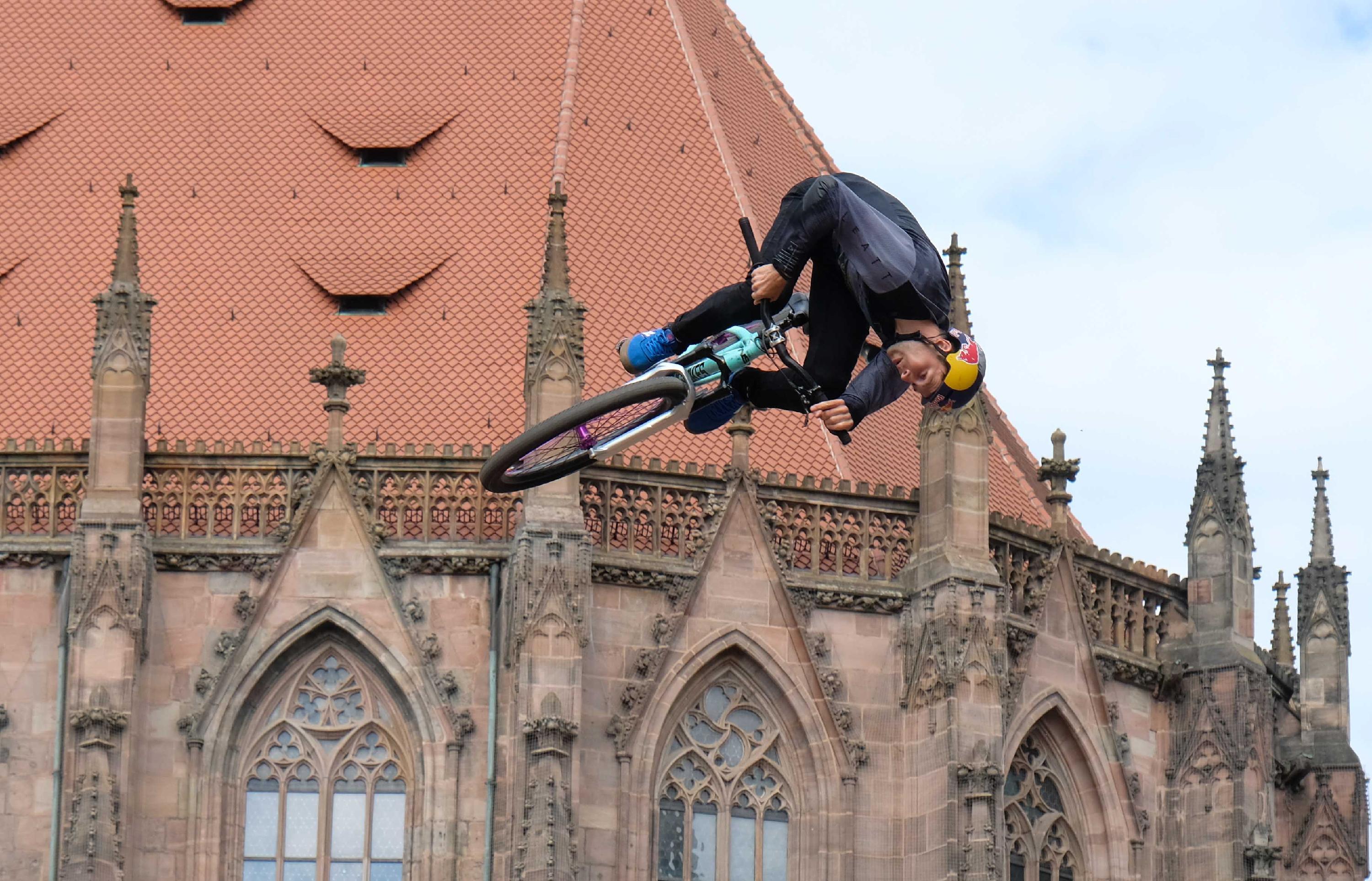 Als würde der Fahrer unter seinem Rad durchgucken wollen.
