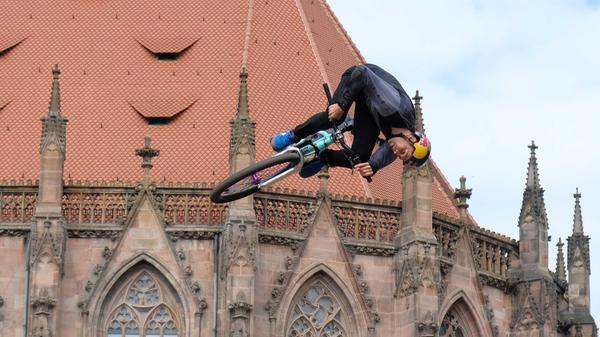 Als würde der Fahrer unter seinem Rad durchgucken wollen.