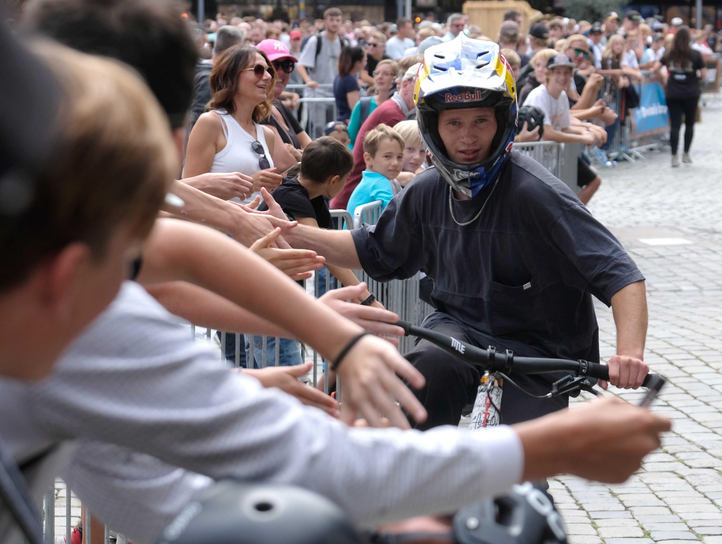 Erik Fedko klatscht mit seinen Fans ab. Der Deutsche wurde starker Dritter.