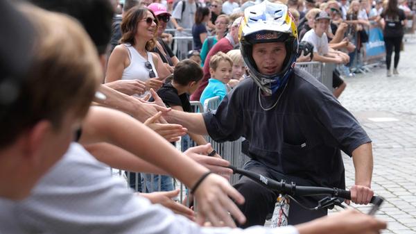 Erik Fedko klatscht mit seinen Fans ab. Der Deutsche wurde starker Dritter.