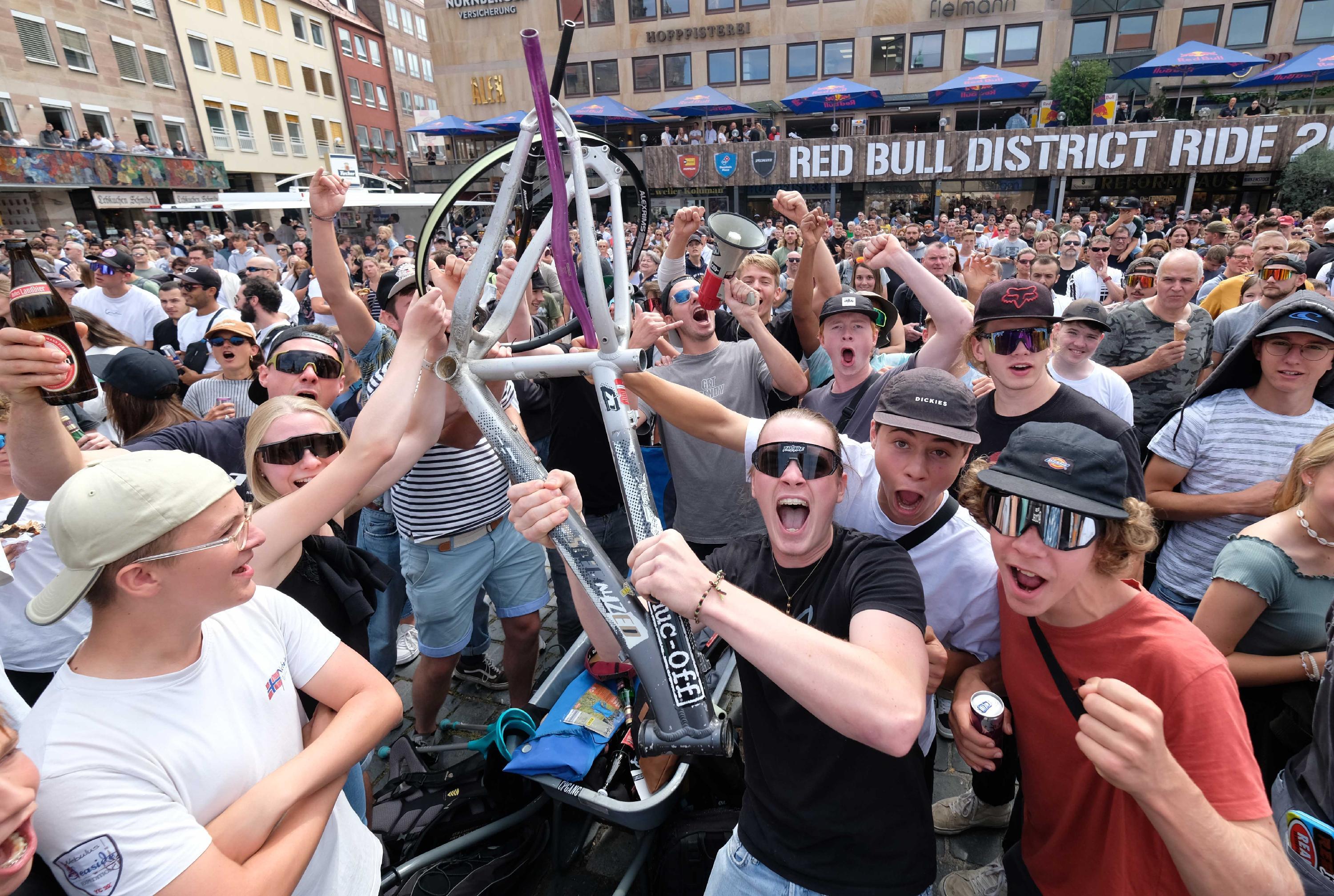 Auch das Publikum flippt immer wieder aus.