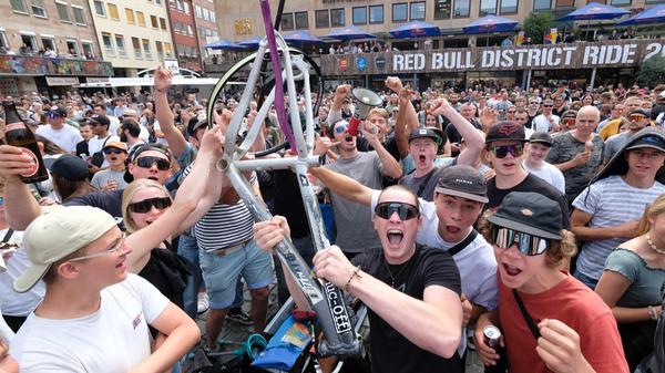 Auch das Publikum flippt immer wieder aus.