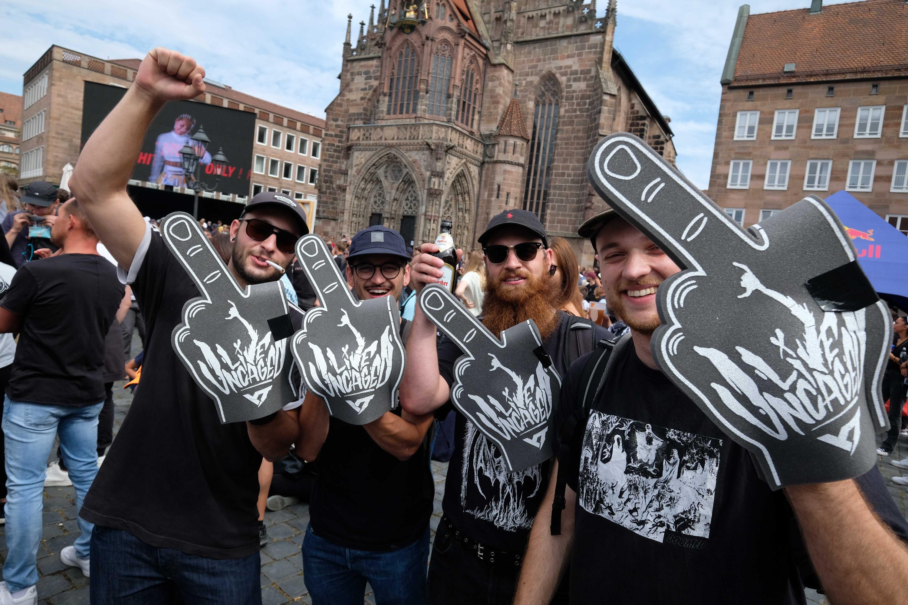 Eine nicht ganz ernst gemeinte Abwehrhaltung präsentieren diese Herren. 