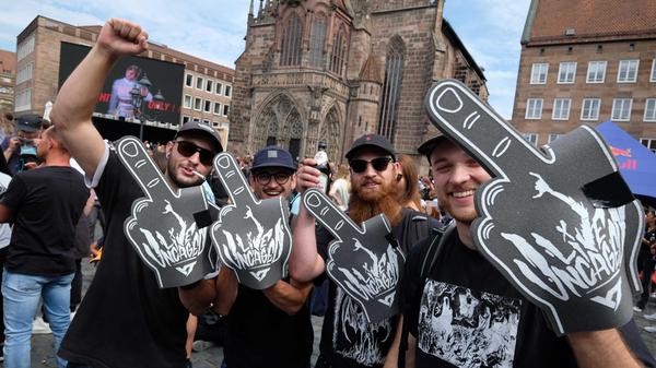 Eine nicht ganz ernst gemeinte Abwehrhaltung präsentieren diese Herren.