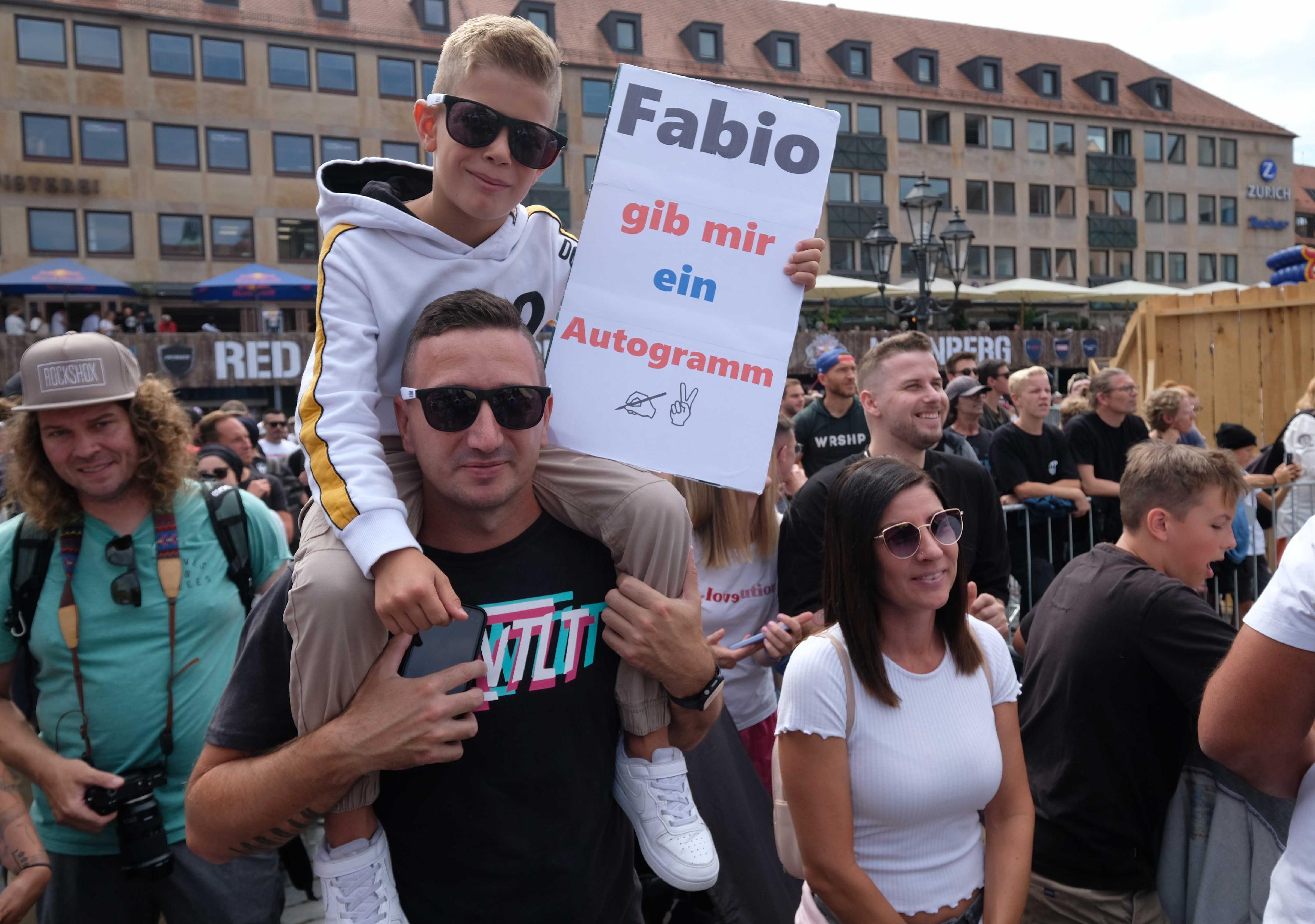 Die Slopestyle-Mountainbiker haben in Nürnberg auch viele junge Fans. 