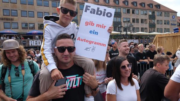 Die Slopestyle-Mountainbiker haben in Nürnberg auch viele junge Fans.
