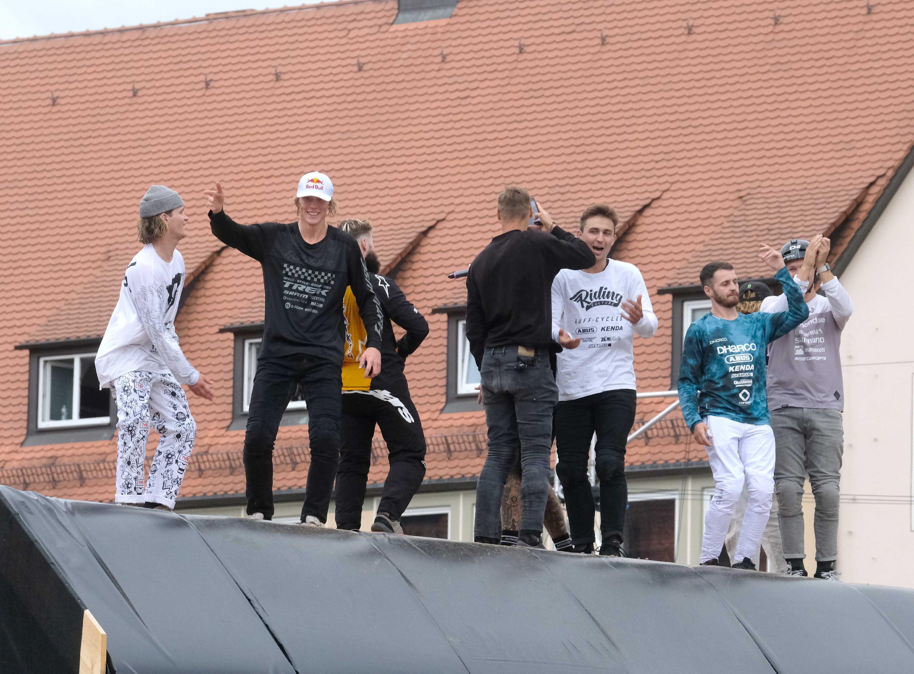 Nach dem finalen Run - Sieger Emil Johansson und Erik Fedko fuhren direkt hintereinander - jubeln die Spitzenfahrer gemeinsam.