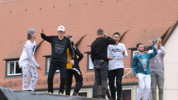 Nach dem finalen Run - Sieger Emil Johansson und Erik Fedko fuhren direkt hintereinander - jubeln die Spitzenfahrer gemeinsam.