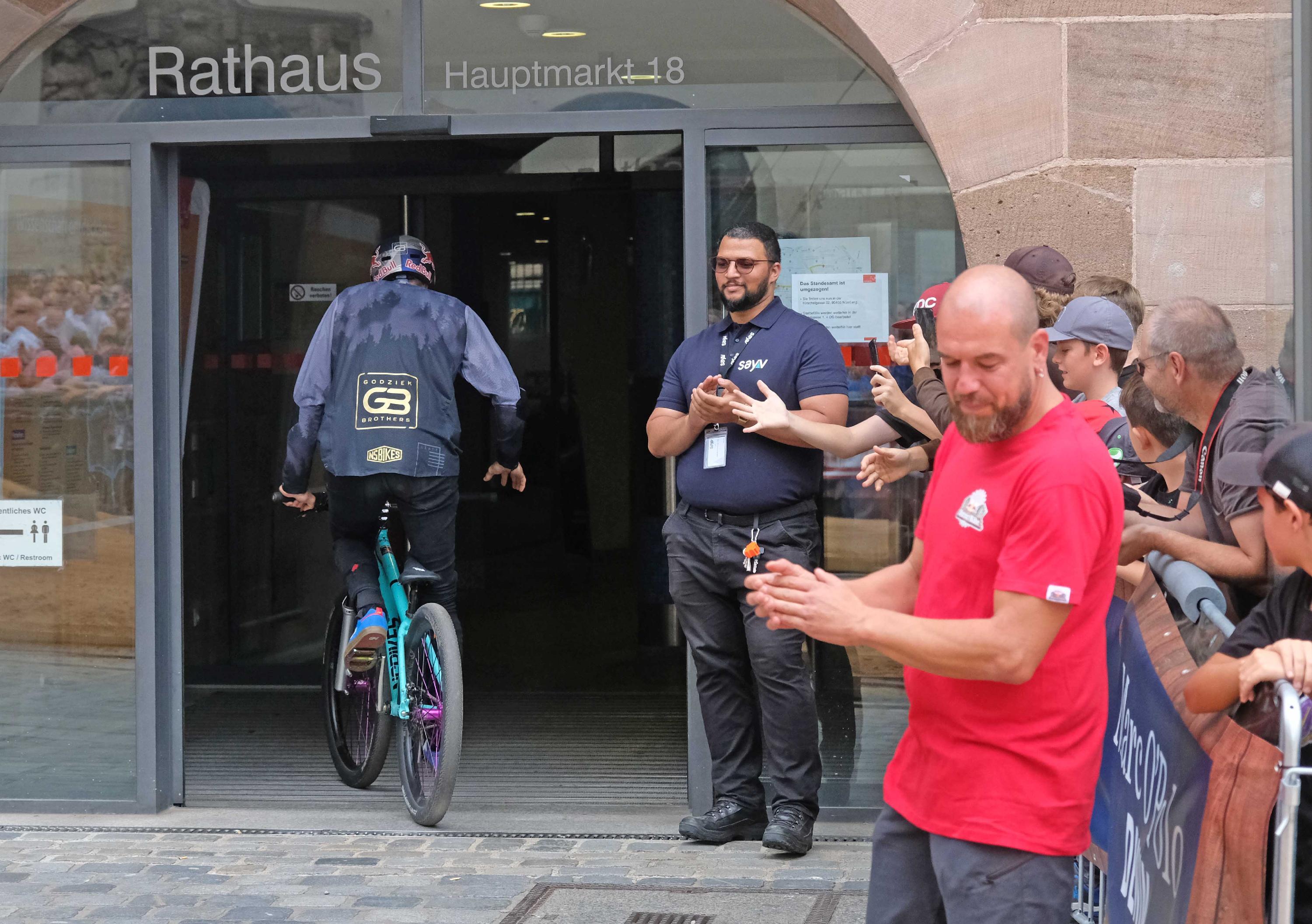 Vor dem finalen Sprung dürfen die Fahrer kurz durchatmen. Im Aufzug geht es in den vierten Stock des Rathauses.