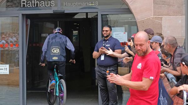 Vor dem finalen Sprung dürfen die Fahrer kurz durchatmen. Im Aufzug geht es in den vierten Stock des Rathauses.