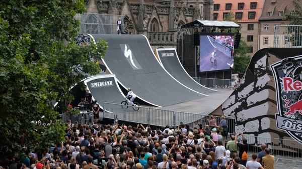 So eng geht es vor der Sebalduskirche zu.
