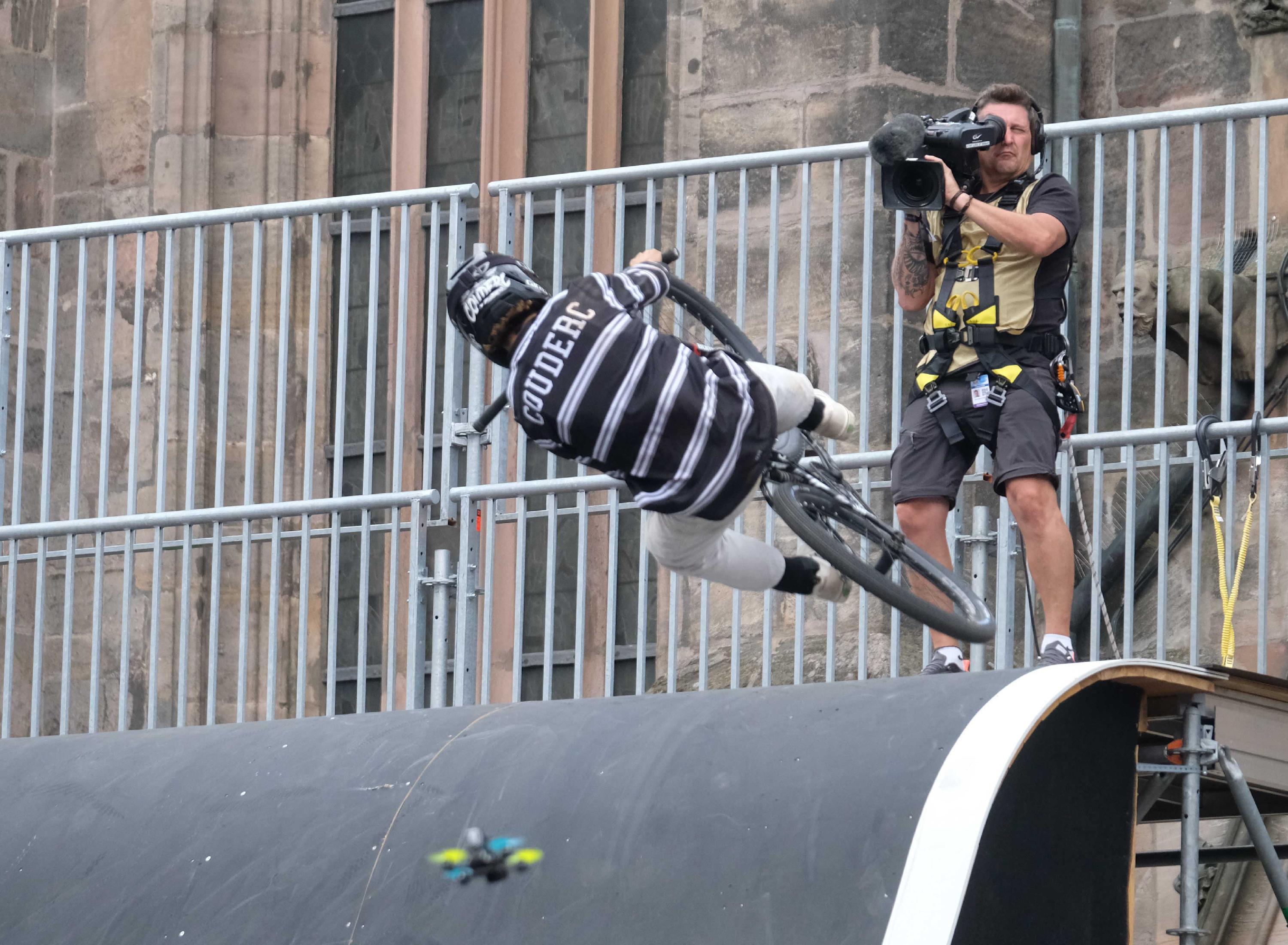 Keine Angst. Er fährt den Kameramann nicht um.