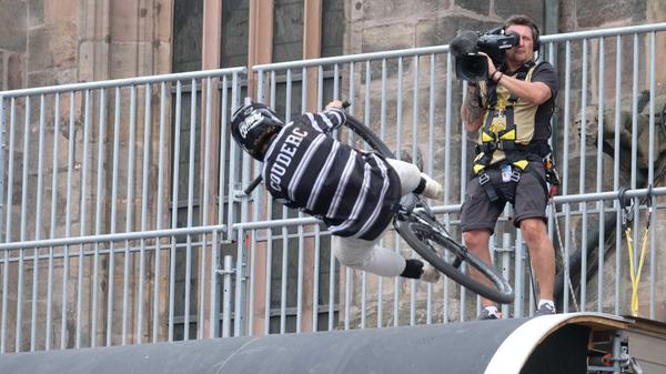 Keine Angst. Er fährt den Kameramann nicht um.