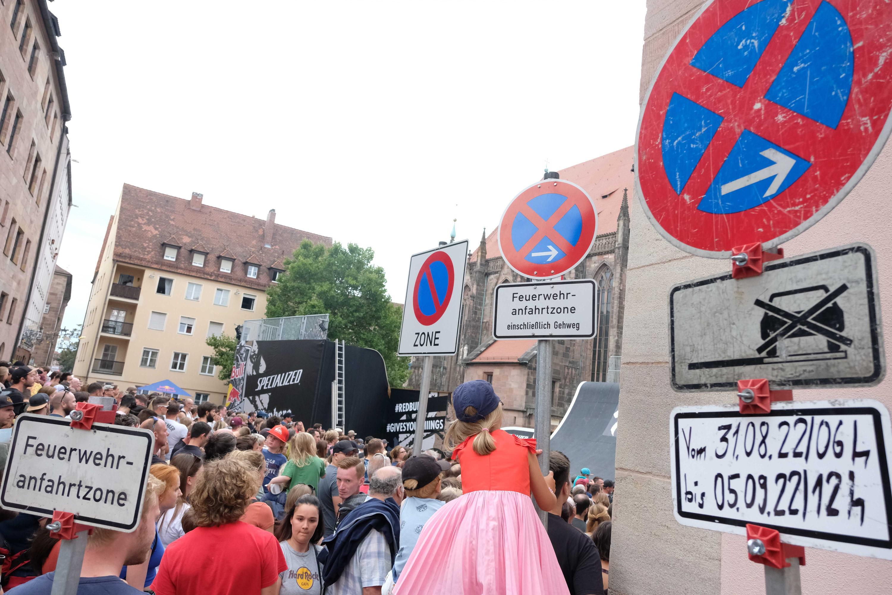 Viel Zeit zum Abbau bleibt nicht. Bereits in zwei Tagen müssen sämtliche Hindernisse wieder aus der Altstadt verschwunden sein.