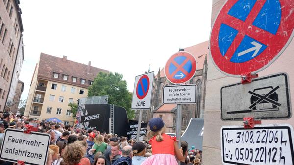 Viel Zeit zum Abbau bleibt nicht. Bereits in zwei Tagen müssen sämtliche Hindernisse wieder aus der Altstadt verschwunden sein.