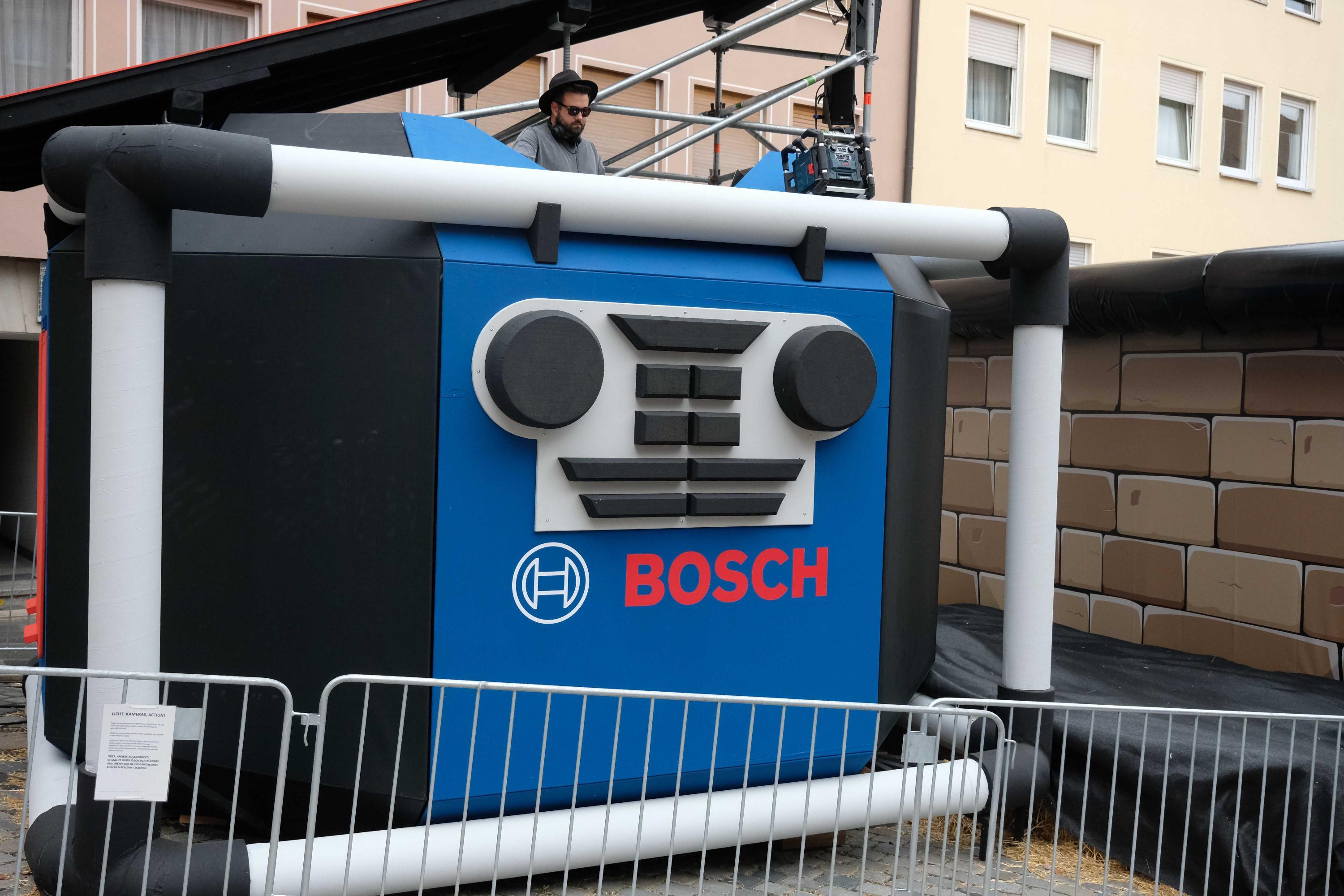 Kaum zu glauben: In der Bosch-Box, einem Hindernis auf Höhe des Albrecht-Dürer-Denkmals, legt ein DJ auf.