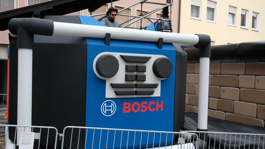 Kaum zu glauben: In der Bosch-Box, einem Hindernis auf Höhe des Albrecht-Dürer-Denkmals, legt ein DJ auf.