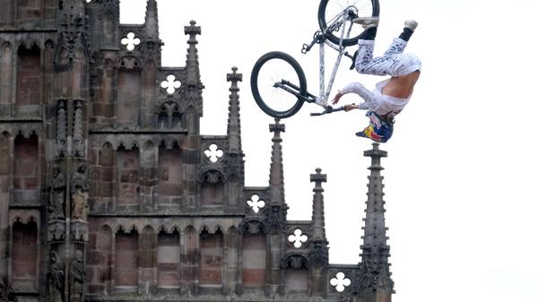 Hier hat der Fotograf einmal mehr im perfekten Moment abgedrückt.