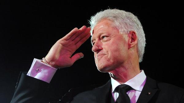 Sein Motto: "It's the economy, stupid!" - Es ist die Wirtschaft, Dummkopf! Wahlen gewinnt man im Amerika (vor allem nach dem Kalten Krieg) nämlich nicht mit Außenpolitik. Jobs schaffen, Löhne erhöhen, Konjunktur ankurbeln - das ist das Erfolgsrezept. Und der Menschenfänger Bill Clinton verfeinerte es brillant. Der empathische Südstaatler aus der bezeichnenden Kleinstadt Hope in Arkanas, aufgewachsen in einfachsten Verhältnissen, gab dem Präsidentenamt wieder ein junges, tatkräftiges Gesicht - und seinen Wählern selbstredend die nötige Hoffnung auf beruflich-sozialen Aufstieg. Den Eigenen hatte sich der Tausendsassa ja auch unerbittlich hart erkämpfen müssen und wurde für die Demokraten in seinem Heimatstaat mit 32 Jahren jüngster Gouverneur der US-Geschichte. Dort betrieb er schon als Sprecher der "New Democrats" eine unternehmerfreundliche Politik. Zusammen mit seiner emanzipierten Frau (und Ex-Kommilitonin) Hillary Rodham verkörperten die Clintons dann im Weißen Haus das postmoderne Amerika der 1990er. Innenpolitische Reformen gelangen nicht immer (das Scheitern einer allgemeinen Krankenversicherung gehörte zu den schmerzhaftesten Niederlagen), doch die Staatsverschuldung bekämpfte Clinton so erfolgreich, dass ihm die Wiederwahl 1996 recht deutlich gelang. Außenpolitisch hielt es Clinton wie im Innern: Ihm ging es vor allem um wirtschaftliche Kooperationen, Freihandel - und militärische Zurückhaltung. Dem Völkermord in Ruanda schauten die USA deshalb tatenlos zu, im Kosovokrieg griffen sie verspätet ein. Im Nahen Osten setzte er bei Jimmy Carter an und konzentrierte sich auf Vermittlung. Tatsächlich gelangen ihm hierbei erstaunliche Erfolge (wie das Oslo-Abkommen zwischen Israel und der PLO und der israelisch-jordanischen Friedensvertrag). Leider erwiesen sich diese Einigungen als kurzlebig bis illusorisch. Und gerade in der Palästina-Frage zerbrach die Hoffnung auf Frieden im Jahr 2000 wieder komplett. Da war Clinton allerdings schon arg zum Gespött der Leute geworden: Unaufrichtigkeit - man warf sie dem notorischen Schwerenöter schon immer vor. 1998 kam es schließlich zum größten Skandal: Die Lewinsky-Affäre brachte jede Menge unpolitischen Schmutz auf die Titelblätter, Clinton belog erst seine Frau und dann das amerikanische Volk über die Vorgänge im Oval Office - nunmehr als "Oral Office" bezeichnet. Wegen Meineids wurde gegen Clinton gar ein Amtsenthebungsverfahren eingeleitet, das kläglich scheiterte. Die politische Farce um eine peinliche Privatsache überschattet aber seine ansonsten recht beachtliche Präsidentenbilanz bis heute. Als er 2001 das Weiße Haus verließ, war er für viele mehr Witzfigur denn Staatschef. Allerdings: Im Volk blieb Clinton ungebrochen beliebt. Vielleicht, weil seine Schwächen so schön menschlich waren.