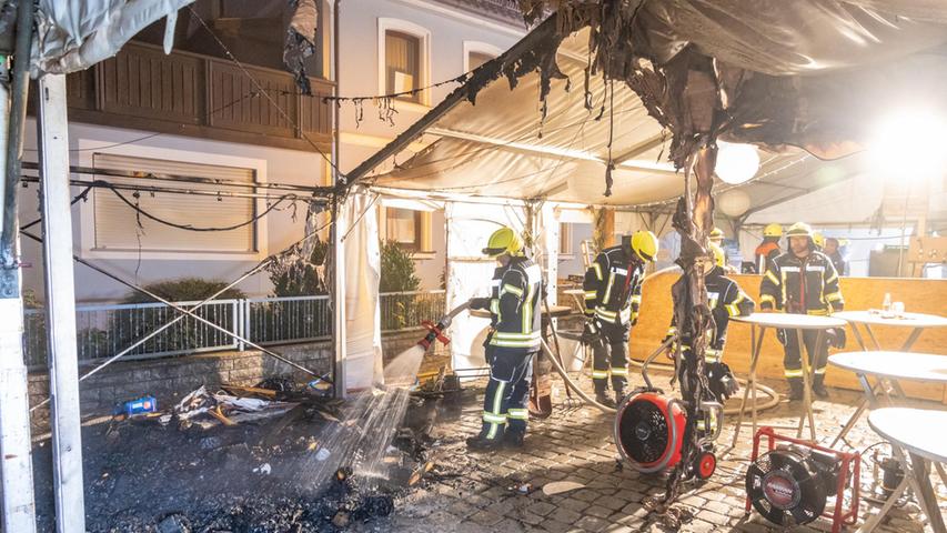 Viele Freiwillige haben das Zelt in den frühen Morgenstunden ausgeräumt, umstrukturiert, gereinigt und wieder aufgebaut, sodass die Kerwa am Sonntag wie gewohnt fortgeführt werden kann.