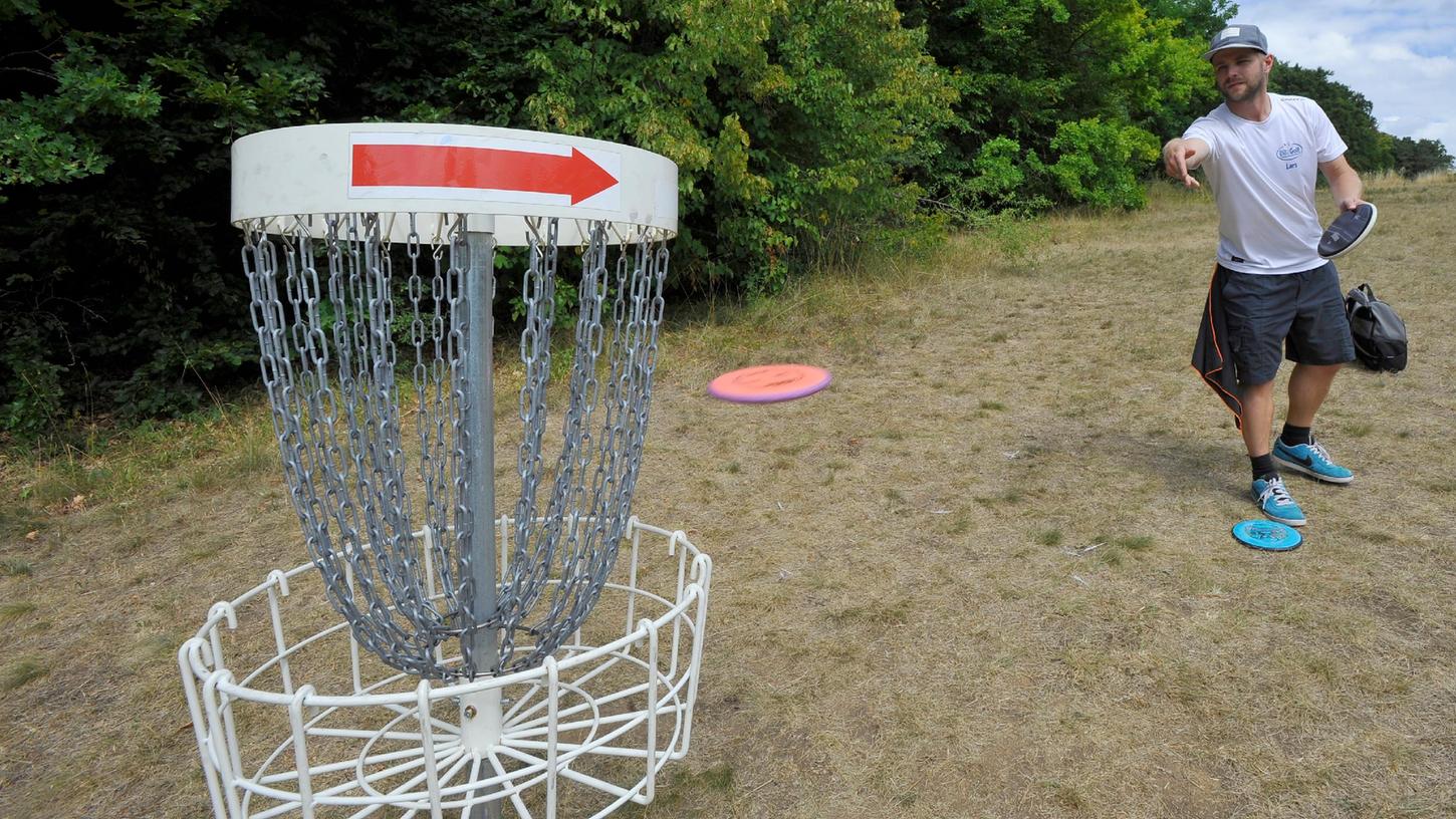 Der Schulleiter beim Putten: Lars Birkner erklärt beim Rundgang über die Anlage, wie Discgolf funktioniert.
Der Schulleiter beim Putten: Lars Birkner erklärt beim Rundgang über die Anlage, wie Discgolf funktioniert.