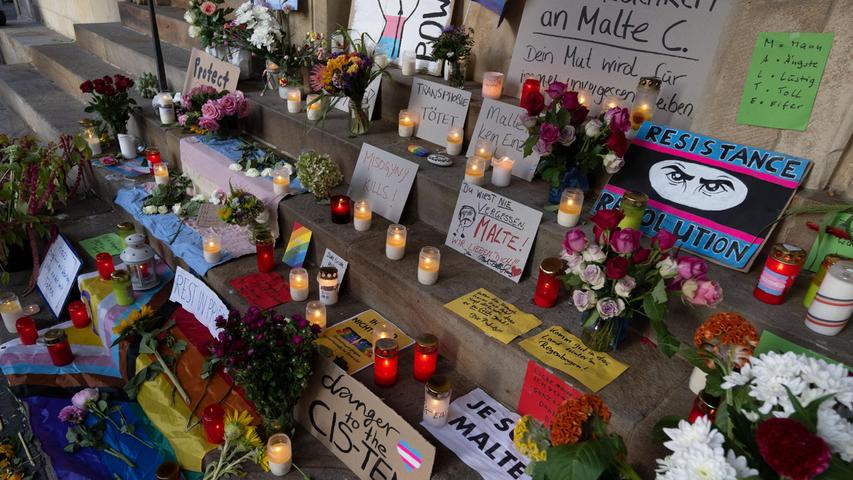 Blumen und Kerzen liegen an der Gedenkstätte für Malte C auf den Stufen des historischen Rathauses am Prinzipalmarkt. Ein 25 Jahre alter Mann war bei einer Christopher-Street-Day-Versammlung in Münster brutal niedergeschlagen und schwer verletzt worden. Später ist er im Krankenhaus seinen Verletzungen erlegen. Blumen und Kerzen liegen an der Gedenkstätte für Malte C auf den Stufen des historischen Rathauses am Prinzipalmarkt. Ein 25 Jahre alter Mann war bei einer Christopher-Street-Day-Versammlung in Münster brutal niedergeschlagen und schwer verletzt worden. Später ist er im Krankenhaus seinen Verletzungen erlegen.