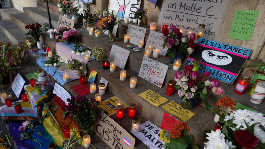 Blumen und Kerzen liegen an der Gedenkstätte für Malte C auf den Stufen des historischen Rathauses am Prinzipalmarkt. Ein 25 Jahre alter Mann war bei einer Christopher-Street-Day-Versammlung in Münster brutal niedergeschlagen und schwer verletzt worden. Später ist er im Krankenhaus seinen Verletzungen erlegen. 