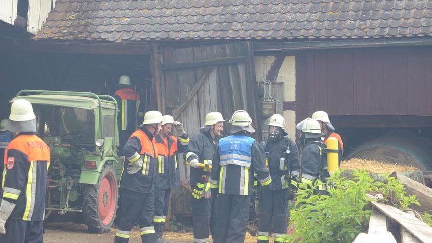 Stroh fängt in Scheune in Oberntief Feuer: Einsatzkräfte verhindern Großbrand