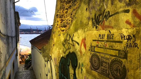 Ins Alentejo geht es am Schnellsten vom Flughafen Lissabon aus. Dort gibt es Mietautos vieler bekannter Verleihfirmen zu mieten. Wer den Großstadttrubel vermeiden, aber trotzdem ein wenig Lissabon sehen will, sollte vor dem Road-Trip das Städtchen Almada besuchen. Es bieten herrliche Ausblicke auf Lissabon. Die spannende Reisereportage zu dieser Bildergalerie lesen Sie unter www.nn.de/leben/reisen