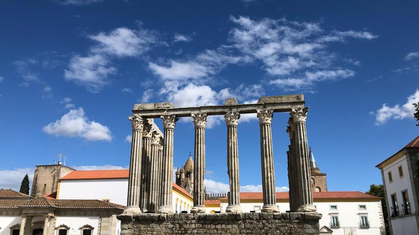 Apropos Römer: Die Weltkulturerbestadt Évora begrüßt Gäste mit einem noch sehr gut erhaltenen Tempel aus der Römerzeit. Die spannende Reisereportage zu dieser Bildergalerie lesen Sie unter www.nn.de/leben/reisen