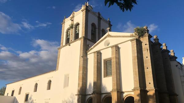 Ein völliges Kontrastprogramm bietet dieses ehemalige Kloster. Die dicken Mauern sind geblieben, ein Pool ist hinzugekommen. Heute beherbergt das Gebäude Gäste. Das Hotel Pousada de Arraiolos befindet sich ein paar hundert Meter entfernt vom Stadtkern Arraiolos.