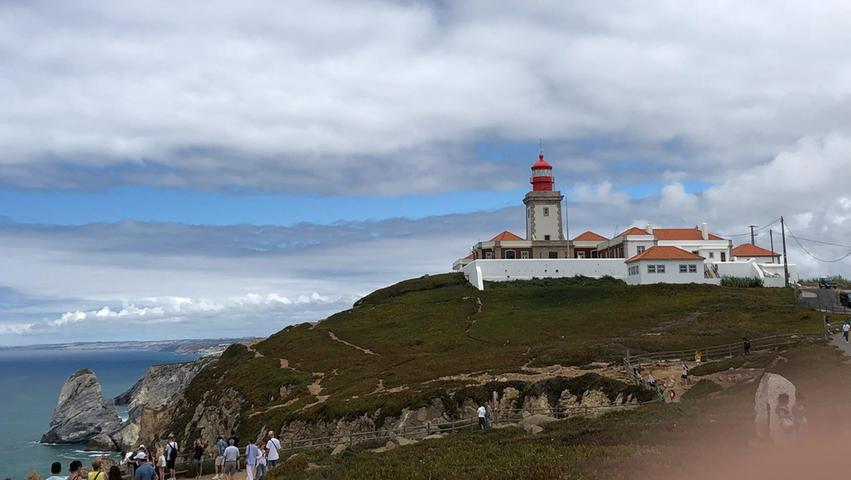 Wer Superlative und das Motto "Der Weg ist das Ziel" mag, sollte diesen Umweg nicht scheuen. Cabo da Roca heißt die Destination. Der Leuchtturm ist der westlichste Punkt Europas in der Kategorie Festland. 