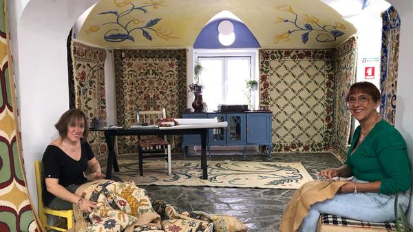 Und Maria (rechts) ist dafür verantwortlich. Noch als 17-Jährige hat sie sich selbstständig gemacht und beliefert von Arraiolos aus die Welt mit von Hand geknoteten Teppichen, meist im Großformat. Besonders das Geschäft mit den Vereinigten Staaten läuft gut. Dort sind die großen Teppiche, die auf dem Boden liegen oder an der Wand hängen, gefragt. Maria holt sich ihre Inspiration unter anderem aus der Vergangenheit, denn handgeknotete Teppiche gehören zu Portugal wie das Bier zu Bayern. Aber auch ihre eigenen Kreationen, alle mit Schafswolle, finden ihre Abnehmer. Bis zu 35 "Ladies", so nennt Maria ihre Arbeiterinnen, helfen in Heimarbeit bei der Fertigung mit.