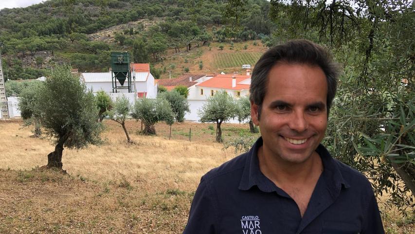 António bietet Führungen und Einblicke in die Oliven-Öl-Produktion an. Er lebt in Lissabon, hat sich aber vor ein paar Jahren entschieden, die von seinem Großvater angelegte Oliven-Öl-Plantage samt Ölmühle zu sanieren und wieder in das zwischenzeitlich brach liegende Geschäft einzusteigen.