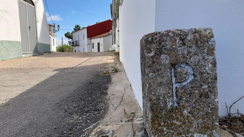 An dieser Stelle, gekennzeichnet durch das "P" im Stein, ändert sich das Land und die Zeit. Wir überschreiten die Grenze zwischen Portugal und Spanien auf der alten Schmuggler-Route.